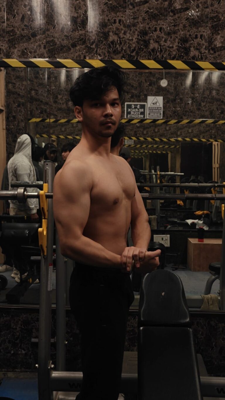 Best GYM in East Delhi | Club9gym Muscular man fitness posing for bodybuilding in best gym in east delhi